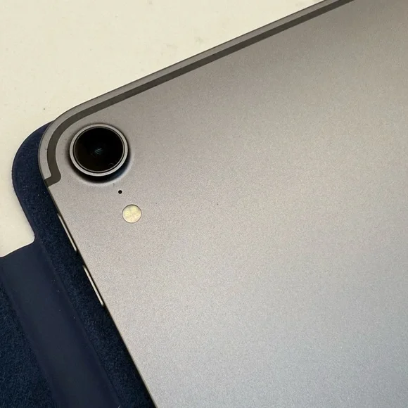 IPad Pro 12.9 - 3rd Gen. LIKE NEW! 256 GB with cellular with Apple folio case - Picture 3 of 8